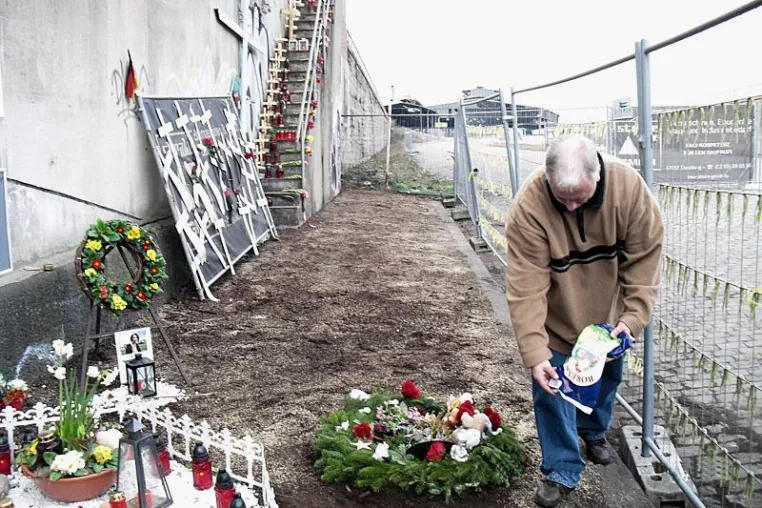 Bild: Duisburg: Never Forget den Opfern der Loveparade e. V. überarbeitet provisorische Gedenkstätte