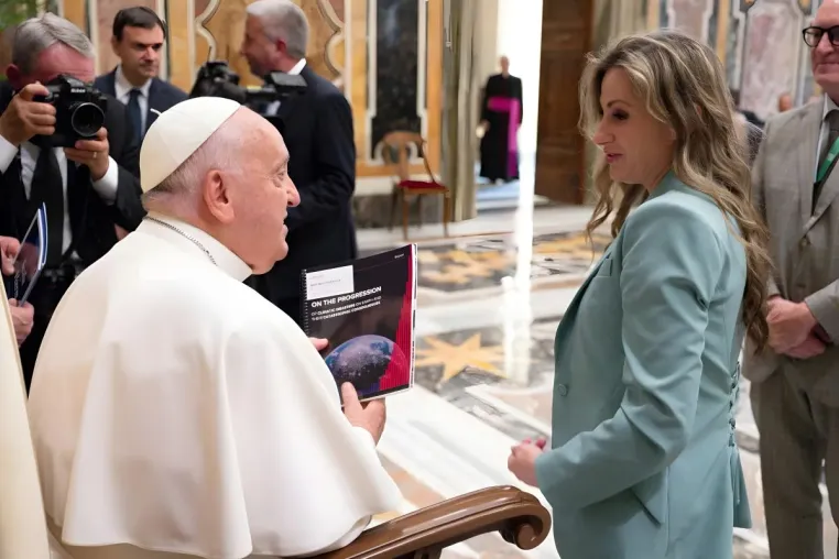 Bild: ALLATRA-Präsidentin sprach mit Papst Franziskus über Klimawandel
