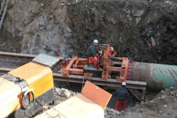 Bild: Grabenlos durch Granit - MAX STREICHER GmbH quert in umweltschonendem Verfahren die Freiberger Mulde