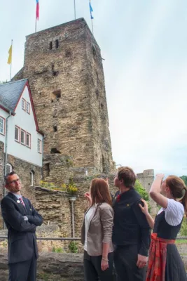 Bild: Facebook-Challenge: Direktor Ludwig seilt sich gegebenenfalls von Burgturm ab