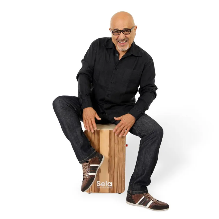 Hakim Ludin bietet im Musikhaus Kirstein Cajon-Workshops an. Foto © Hakim Ludin/Sela.