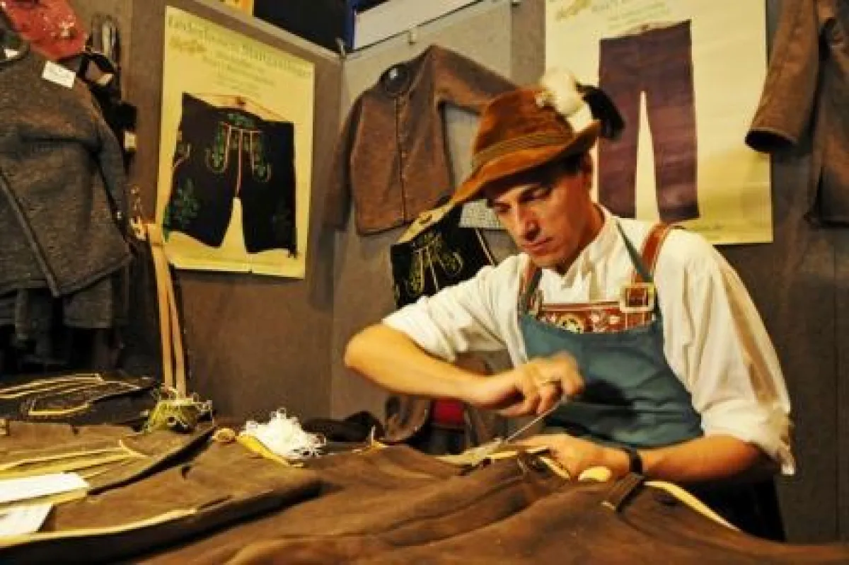 Maßgeschneiderte „Krachlederne“ aus Oberbayern gibt's bei der Messe