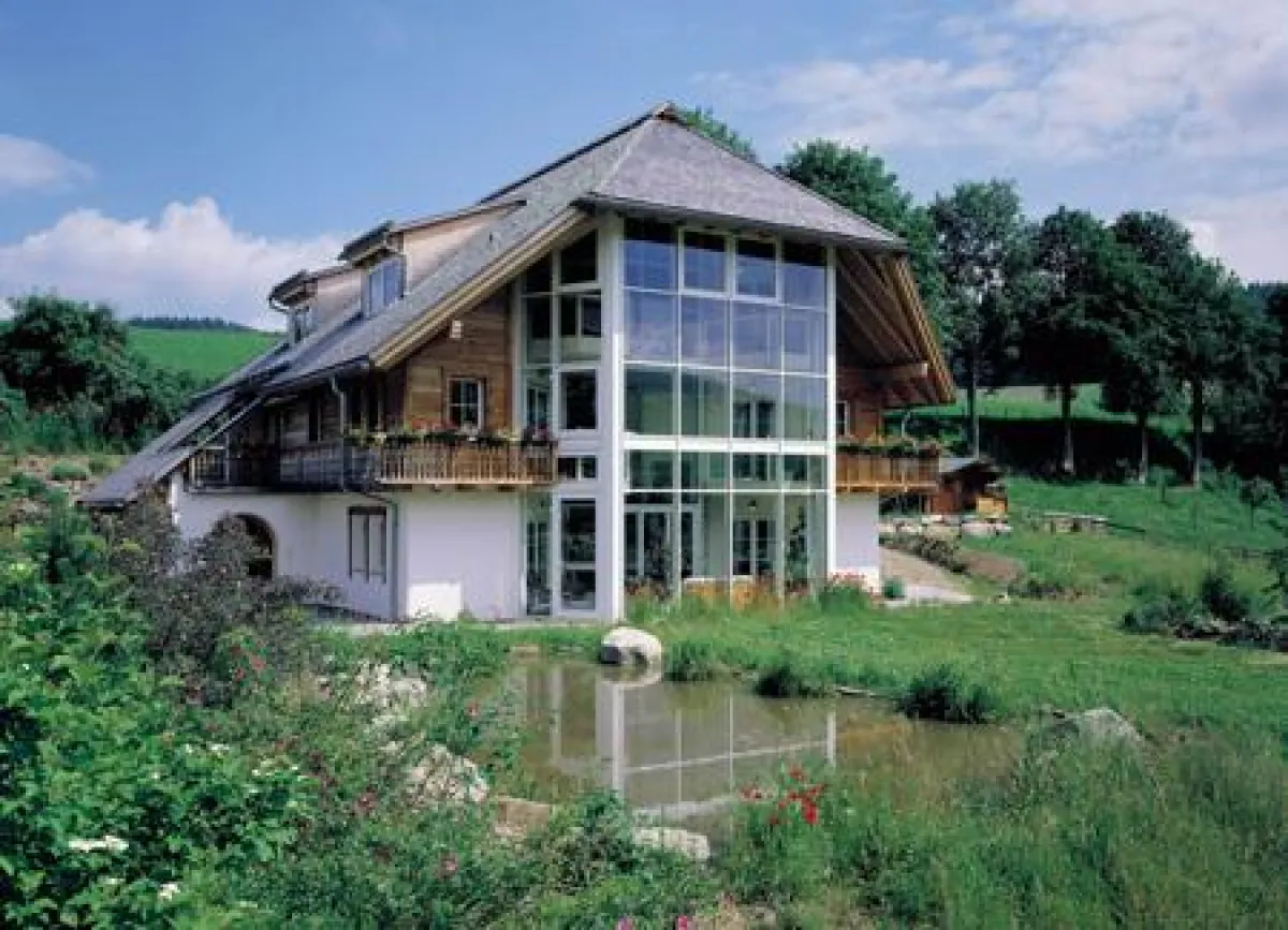 Viel Licht bei angenehmen Temperaturen – und so gut wie nie mehr Fenster putzen: dank des neuen SGG BIOCLEAN mit Sonnenschutz