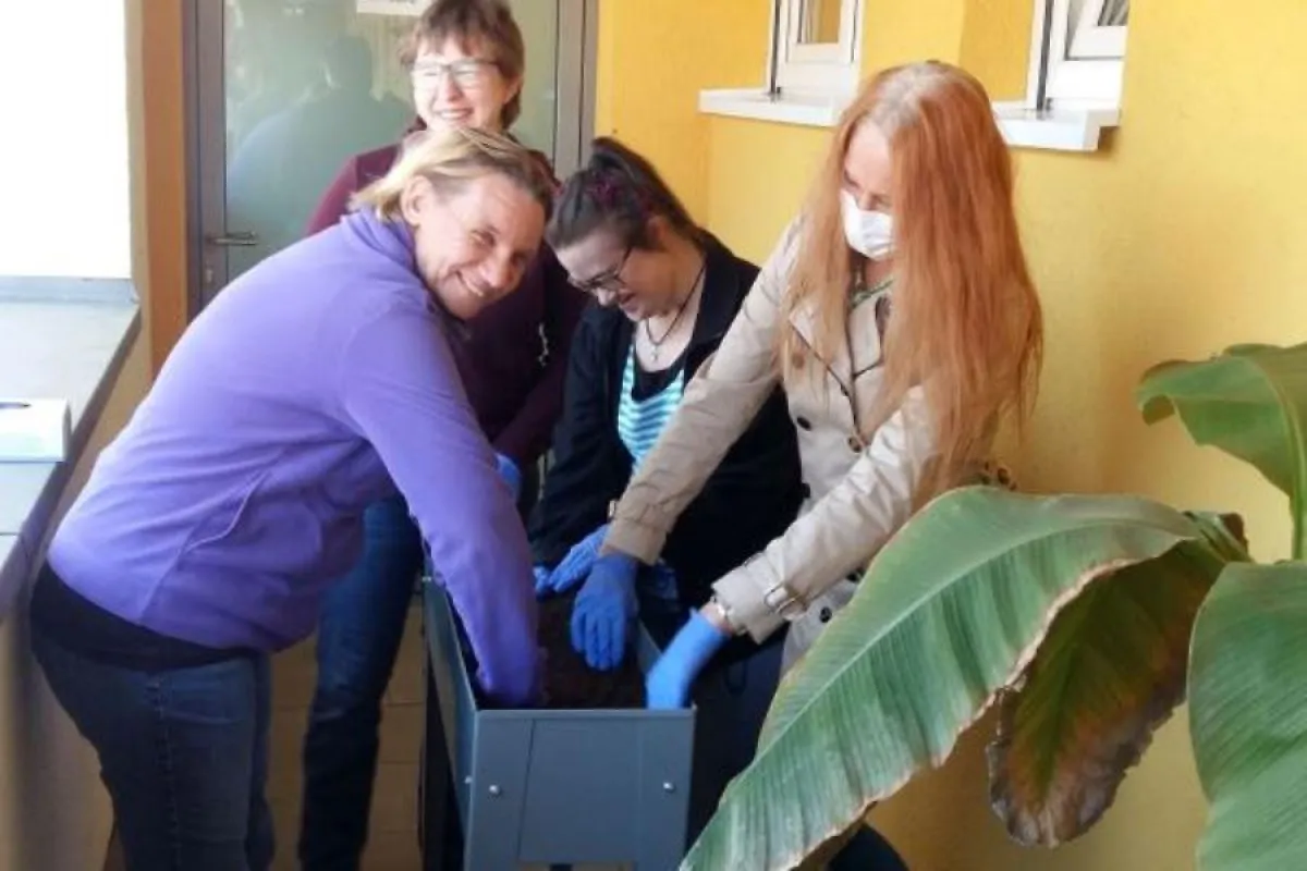 Die Wohngruppe der Ravensburger Rudolfstraße beim gemeinsamen Pflanzen