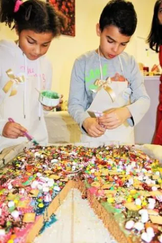 NRWs größtes Backduell: Kinder backen um die Wette und geben eine Botschaft Bild: NRWs größtes Backduell: Kinder backen um die Wette und geben eine Botschaft