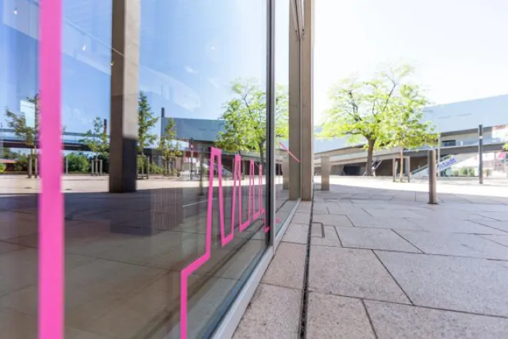 Bild: „brilliant“: Tape Art Projekt in den designer outlets Wolfsburg