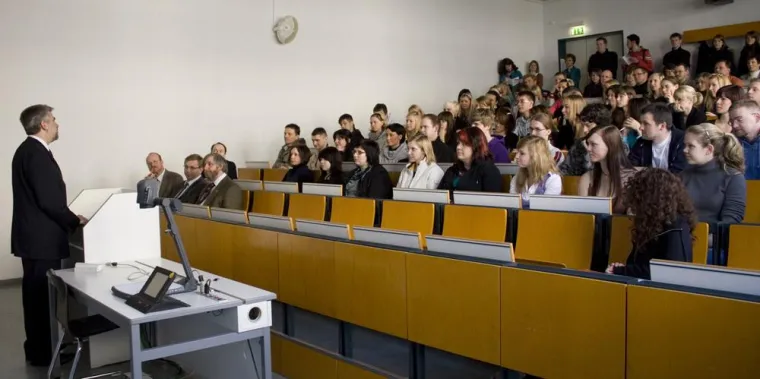 Bild: Rektor Willingmann begrüßt Erstsemester- und Frühstudierende an der Hochschule Harz