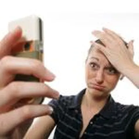 Bild: Handy-Kauf - Viele Funktionen überflüssig