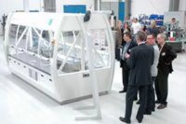 Bild: Automatisierte Montage von Medizinprodukten unter Reinraumbedingungen