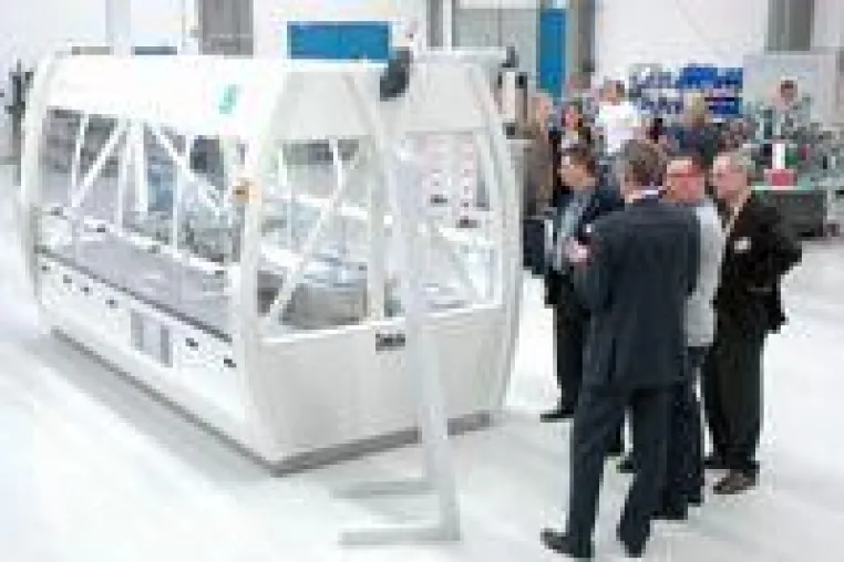 Bild: Automatisierte Montage von Medizinprodukten unter Reinraumbedingungen