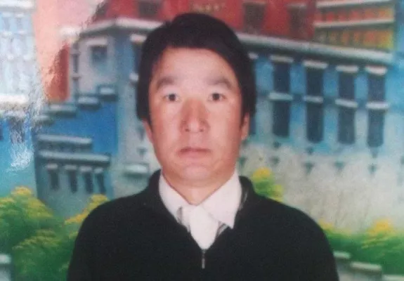 Bild: Tausende wohnen der Bestattung des 30. tibetischen Selbstverbrennungsopfers bei