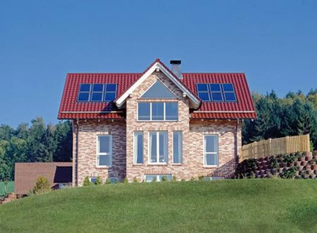 Ob Solarthermie oder Photovoltaik – mit einer Solaranlage lässt sich kostenlos Strom und Wärme gewinnen. Bild: tdx/dach.de