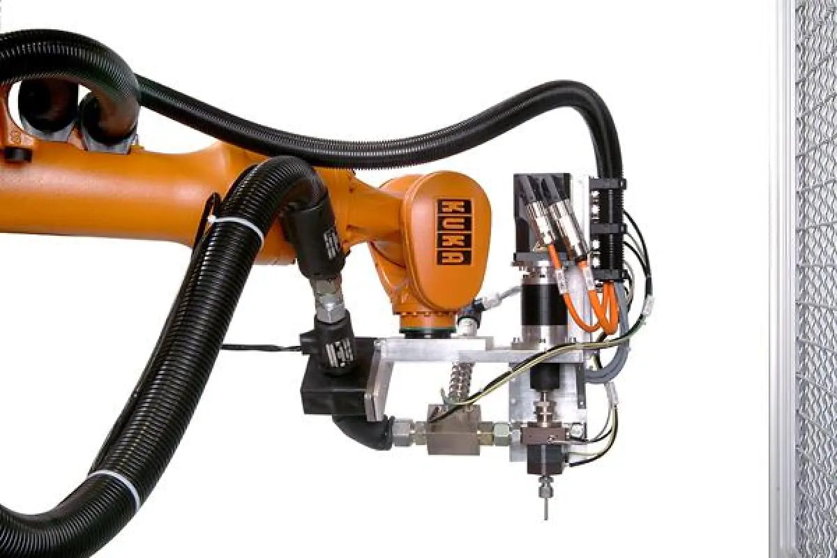 Die perfekte Symbiose: ein KUKA Roboter mit integriertem Mischsystem von RAMPF Dosiertechnik