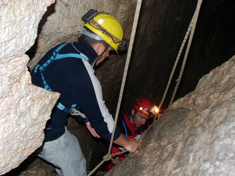Bild: 'Sport mit Kick': Adrenalinstoß in der Unterwelt / Caving: Wandern und Klettern in bis zu 1.680 Metern Tiefe