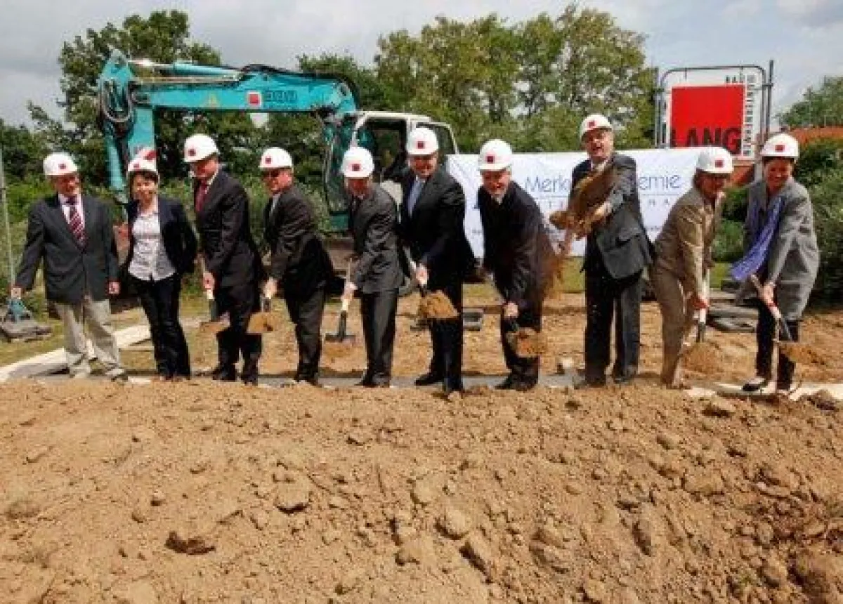 Spatenstich der Merkur Akademie International