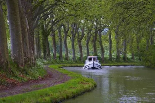 Der neue Urlaubstrend: Mit dem Hausboot die schönsten Ziele Europas erkunden Bild: Der neue Urlaubstrend: Mit dem Hausboot die schönsten Ziele Europas erkunden