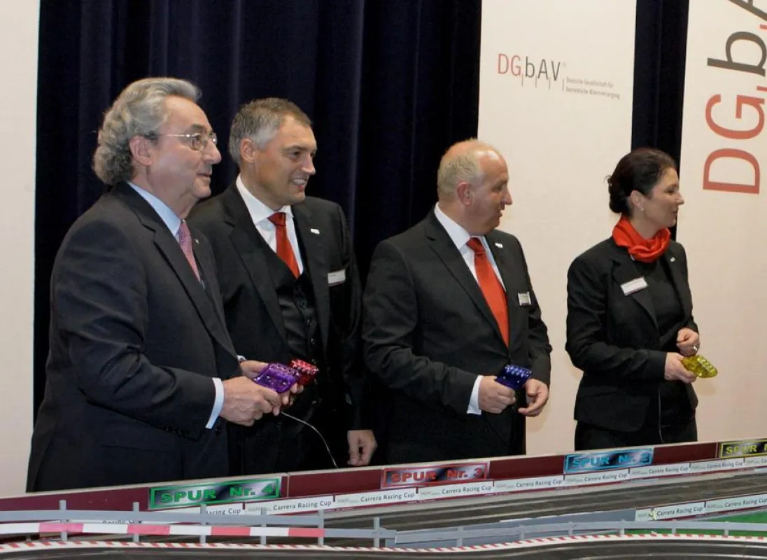 Arbeitgeberpräsident Dr. Hund und DGbAV-Chef Josef Bader an der Carrera-Bahn. - honorarfrei