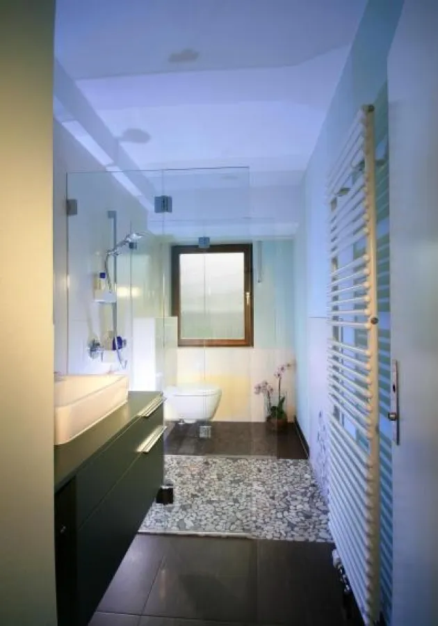 Großzügig präsentiert sich das kleine Bad nach dem Umbau. ©CLIMAplusSECURIT-Partner/Glas Reidel Foto: Stephan Gawlik