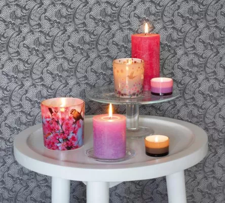 Bild: NEU von Bolsius: Frühlings-Gefühle mit den neuen gefüllten Duftgläsern der Serien Pink und Turquoise Blossom