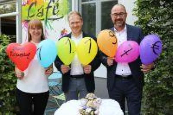 Bild: Bademäntel für guten Zweck: Servitex Wäscherei Stich unterstützt Spendenaktion des Dorint City-Hotel Bremen