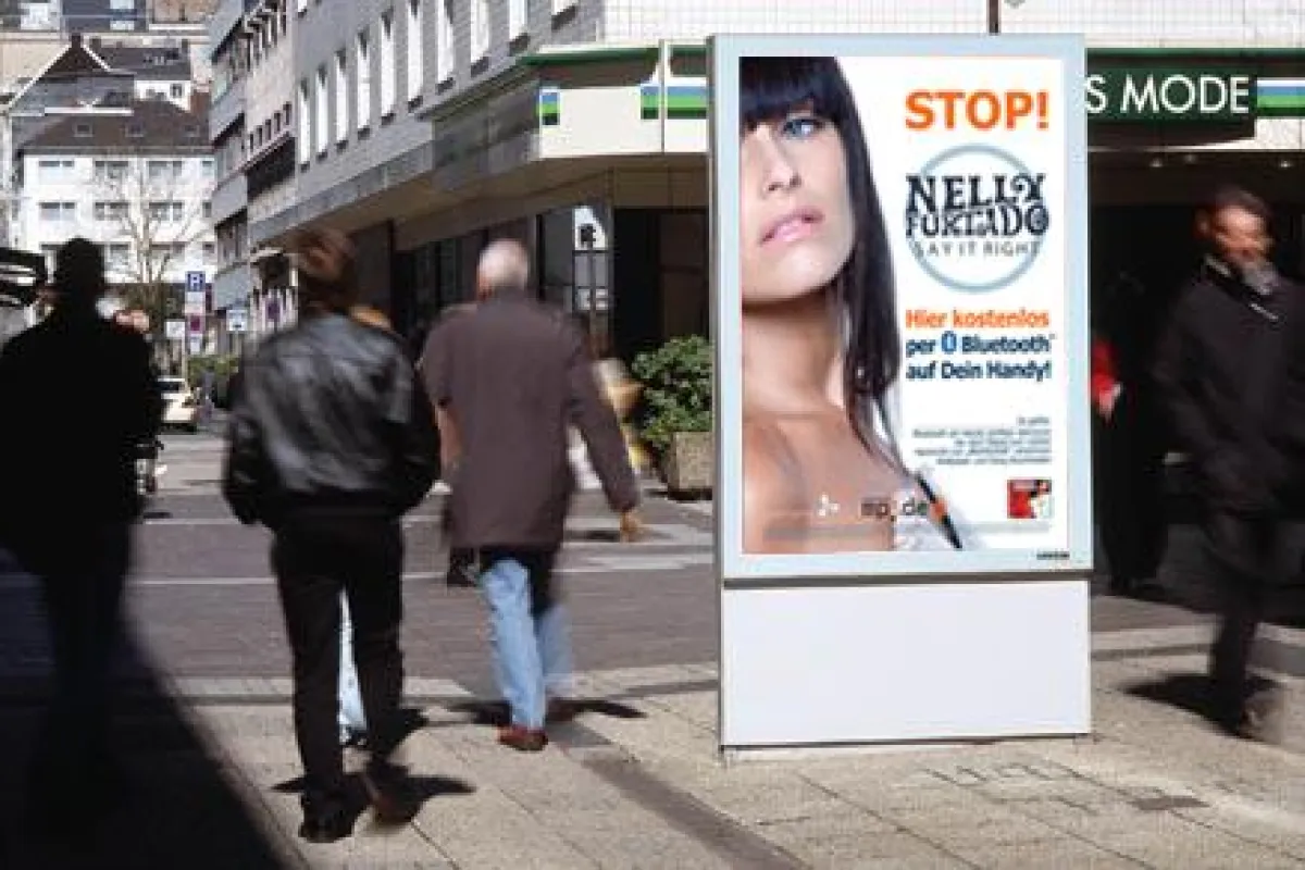 Fotomontage: So könnte das Plakat auf der Straße aussehen.