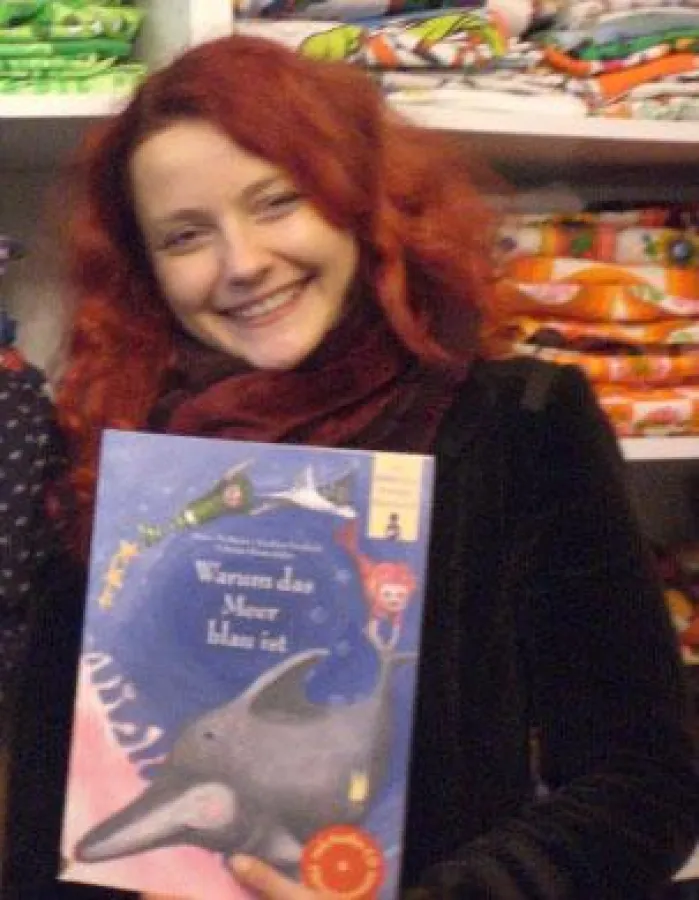 Programmleiterin Daniela Rühl freut sich über das Massagebilderbuch 