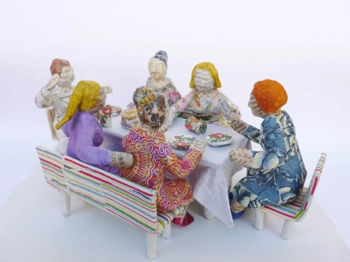 (c) 2017 Heike Roesner, Damenkaffee, 2017, Papiermaché