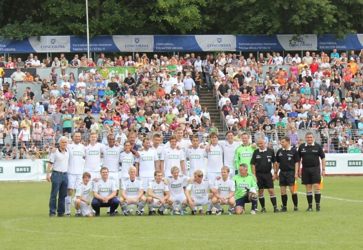 Team Mertesacker & Pocher: Jörg Sievers, Guido Cantz, Per und Timo Mertesacker, Wolfgang Rolff, Tim Borowski, Marco Marin, Cenk To