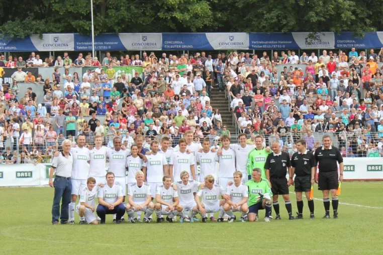 Bild: Promikick im Arminiastadion – ein voller Erfolg