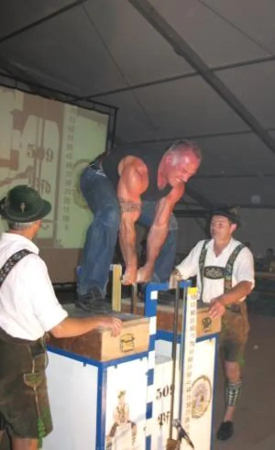 Michael Porer - stärkster Mann Deutschlands wieder fit nach innovativer Bandscheiben-OP am Ligamenta Wirbelsäulenzentrum Frankfurt