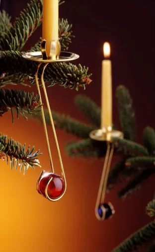 Bild: Kerzenschein am Weihnachtsbaum: schön aber gefährlich