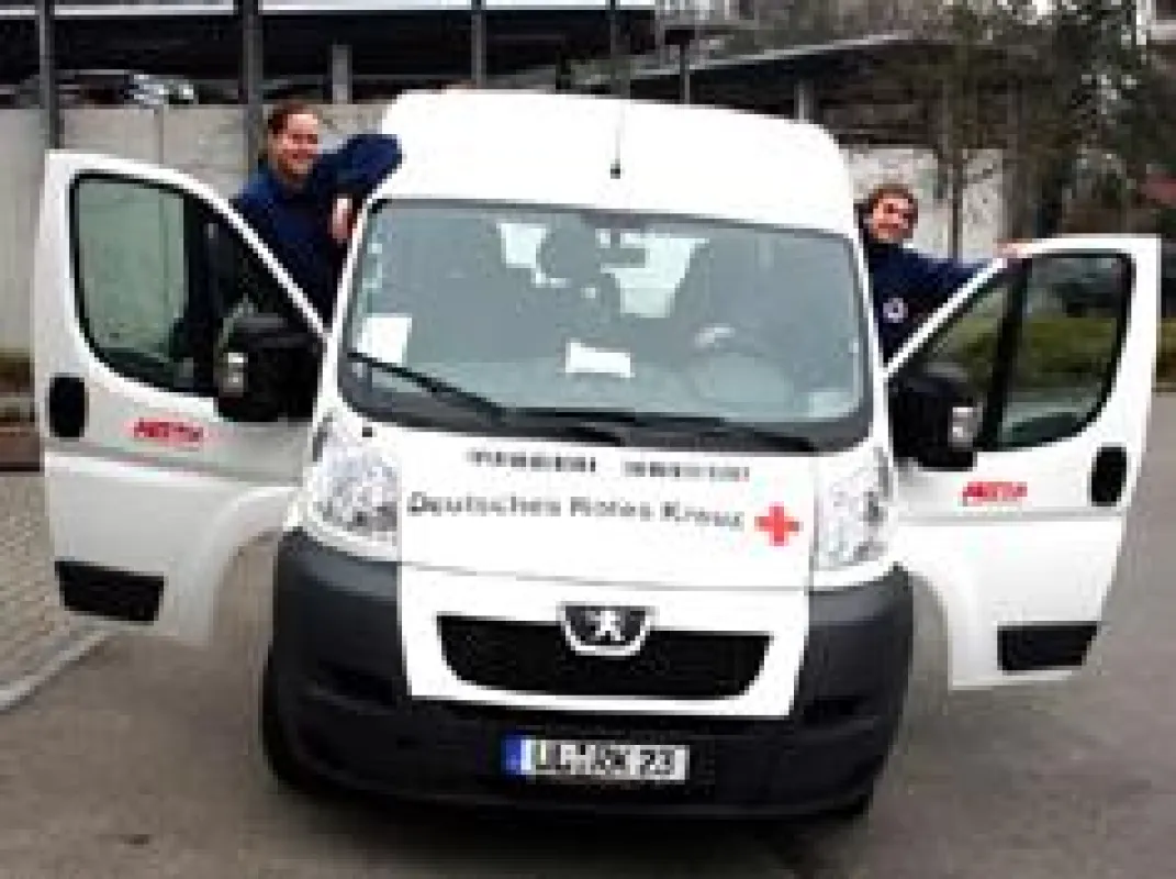 Freiwilliges Soziales Jahr beim DRK Ulm: Jonas F. Wittman (links) und Adrian Wegerer (rechts im Bild) mit dem neuen Rolli-Taxi.