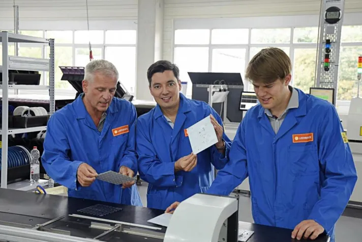 Bild: Produktionsstart für volatiles Digitales Glasmosaik: Die ersten Module rollen vom Band