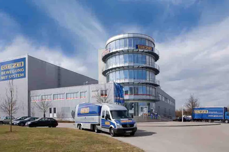 Bild: GEZE hat ein neues hoch modernes Distributionszentrum mit vollautomatischem Hochregallager