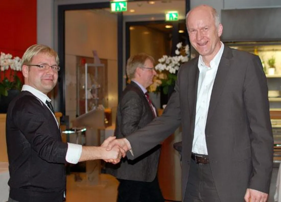 Kay Gröger, Channelmanager DACH, überreicht Hr. Prechtl den Award !