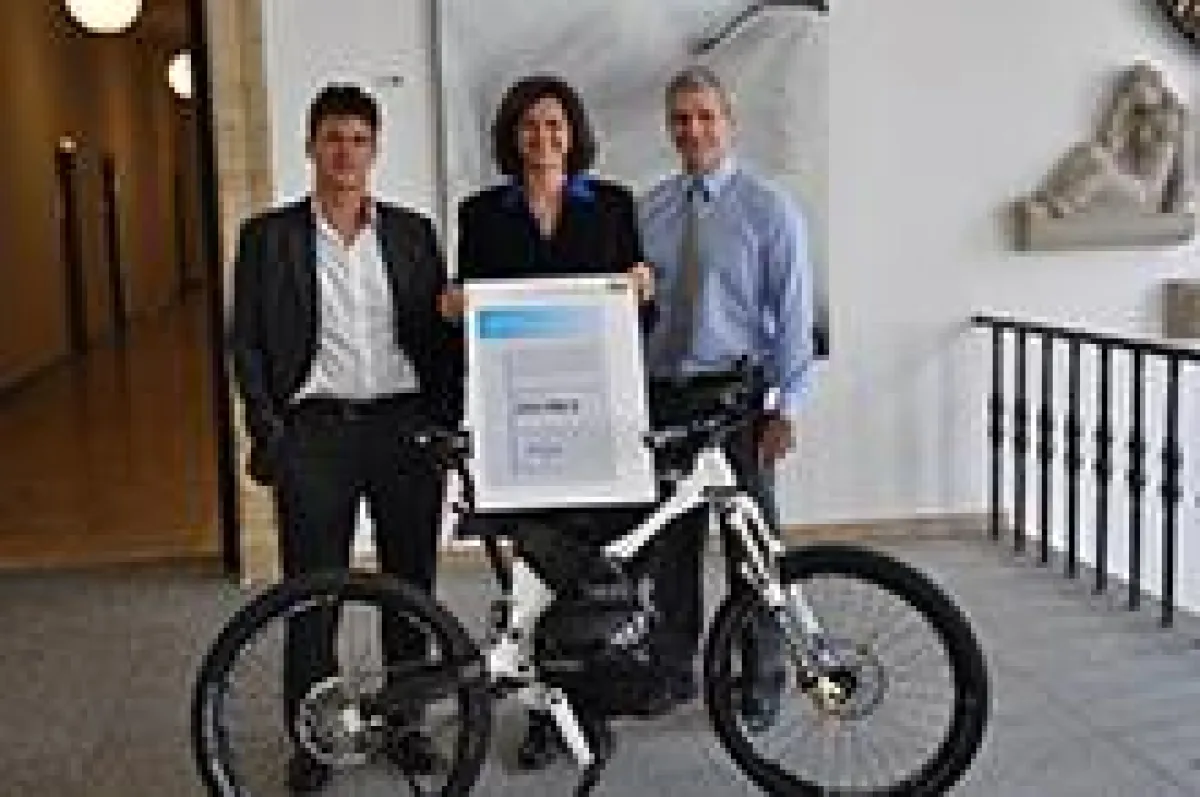 Ilse Aigner übergibt Förderbescheid an Dr. Thomas Leiber (LSP) und Klaus Rohde (evinci).