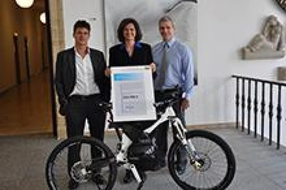 Ilse Aigner übergibt Förderbescheid an Dr. Thomas Leiber (LSP) und Klaus Rohde (evinci).