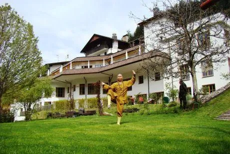 Shaolin in den Dolomiten - Großmeister Shi Yong Dao verbreitet seine Lehre in Südtirol Bild: Shaolin in den Dolomiten - Großmeister Shi Yong Dao verbreitet seine Lehre in Südtirol