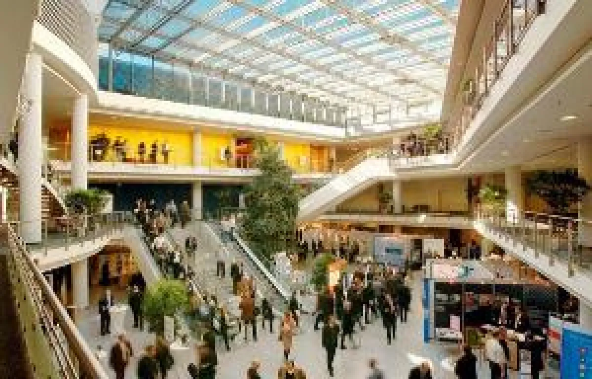 Die Teilnehmer können einen Blick hinter die Kulissen der Nürnberg Messe GmbH werfen.