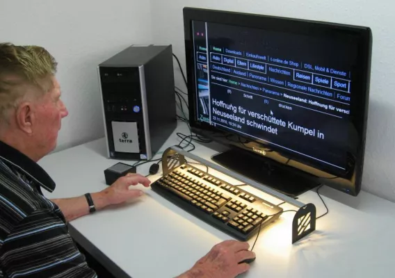 Bild: Senioren können auch mit Sehschwäche am PC arbeiten