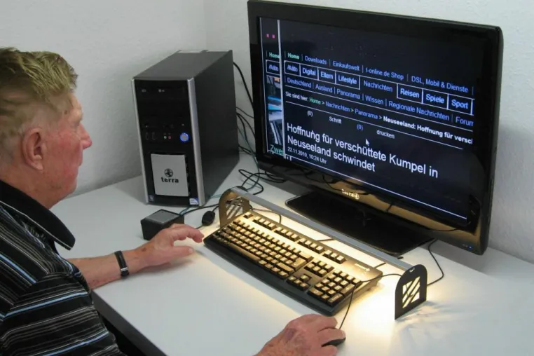 Bild: Senioren können auch mit Sehschwäche am PC arbeiten