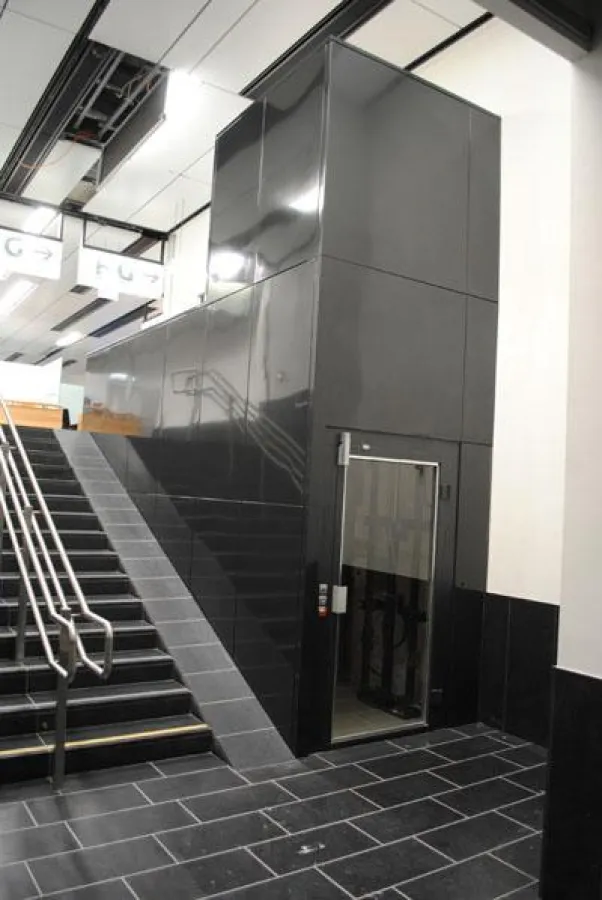 Am neuen ?Skylink?-Terminal am Flughafen Wien sorgt ein ?VERRAlift? für barrierefreien Zutritt.