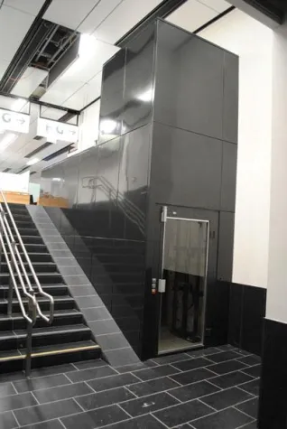 Bild: Flughafen Wien setzt am neuen "Skylink"-Terminal auf einen „VERRAlift“ von HETEK