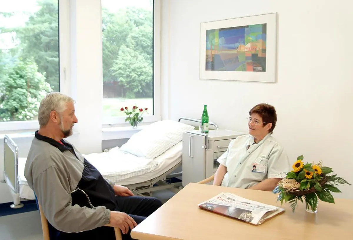 Eine Grüne Dame im Gespräch