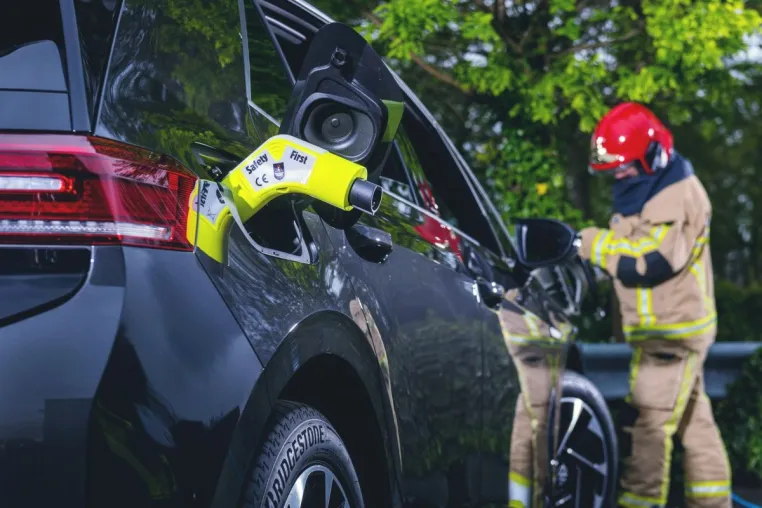 Ladesimulationsstecker Emergency Plug zur Sicherung von E-Autos beim Notfalleinsatz Bild: Ladesimulationsstecker Emergency Plug zur Sicherung von E-Autos beim Notfalleinsatz
