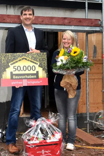 Bild: glatthaar-fertigkeller: 50.000stes Objekt ausgeliefert/ Bauherrin in Saarwellingen vertraut auf Marktführer