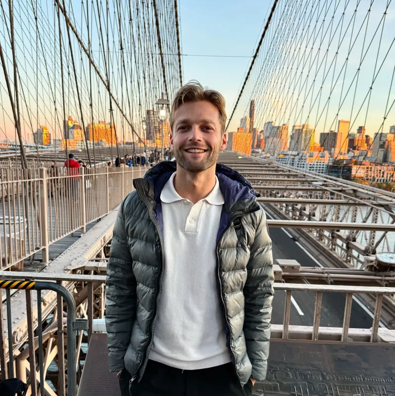 Zwischen Meetings und Mails: Tom Thiel bei Sonnenuntergang auf der Brooklyn Bridge in New York. (© Privat)