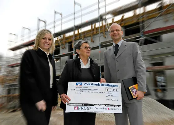 Bild: 3.333 Euro für krebskranke Kinder - APROS spendet an den 'Förderverein für krebskranke Kinder Tübingen e. V.'