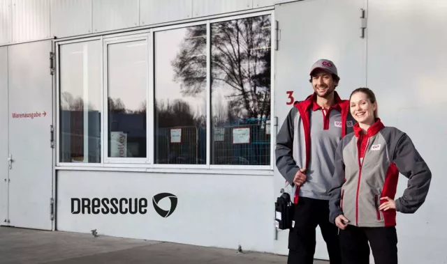 Bild: Wie bedruckte und bestickte Firmenkleidung mit Logo den Markenaufbau unterstützt