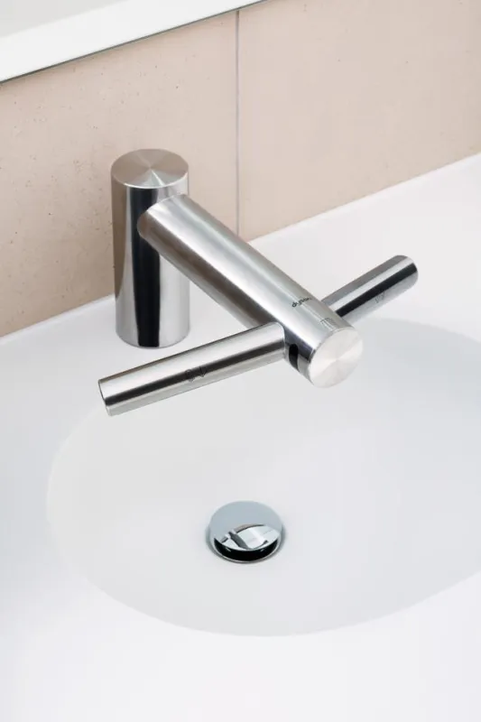 Design-Armatur und Händetrockner in einem Produkt: Der Dyson Airblade Tap. Foto: © Dyson
